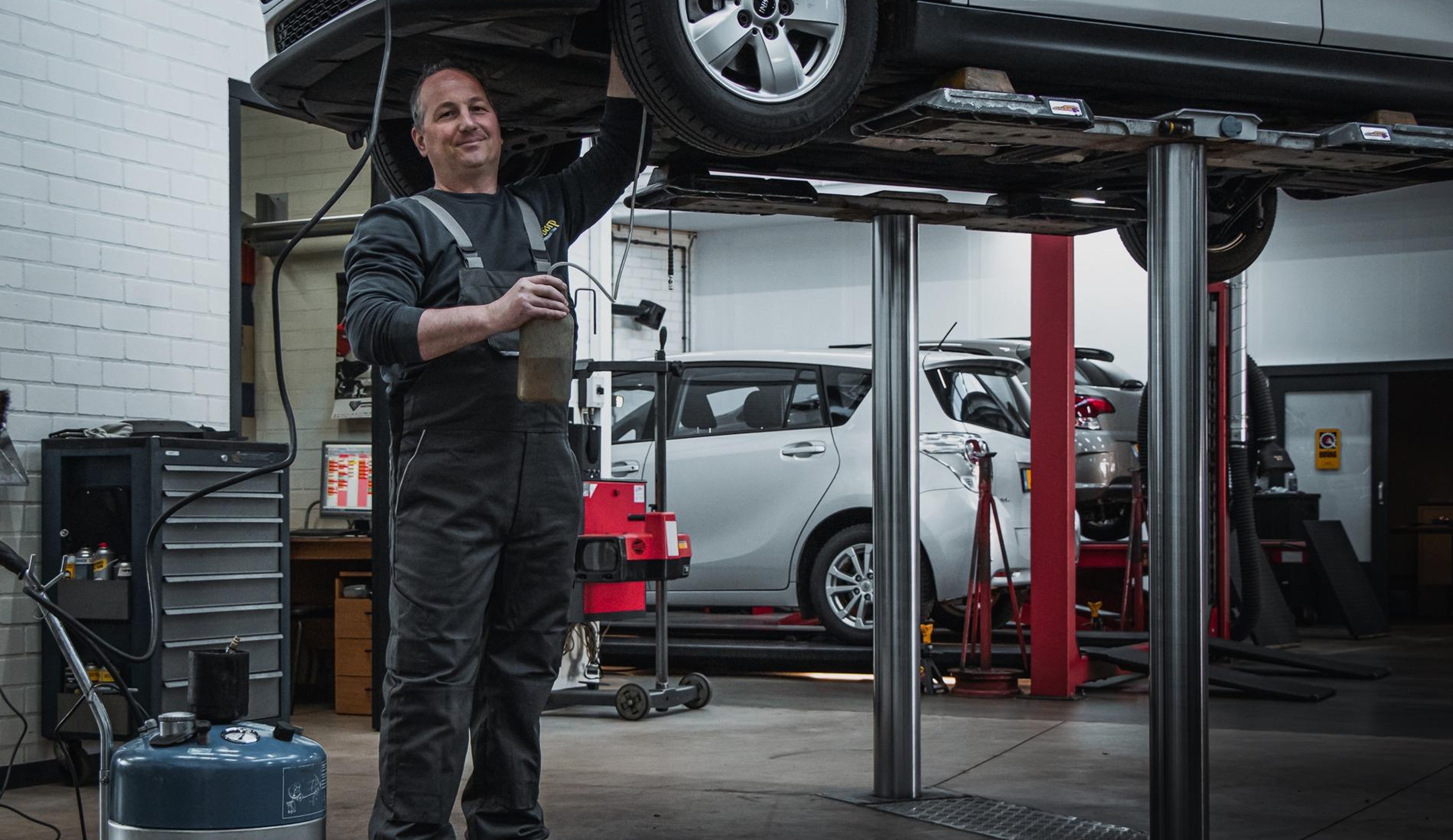 Content 32_content_image_17477410391742312861.jpg Remvloeistofservice | Van Gorp Auto’s